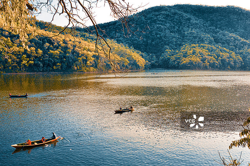 美丽的博卡拉费瓦湖。图片素材