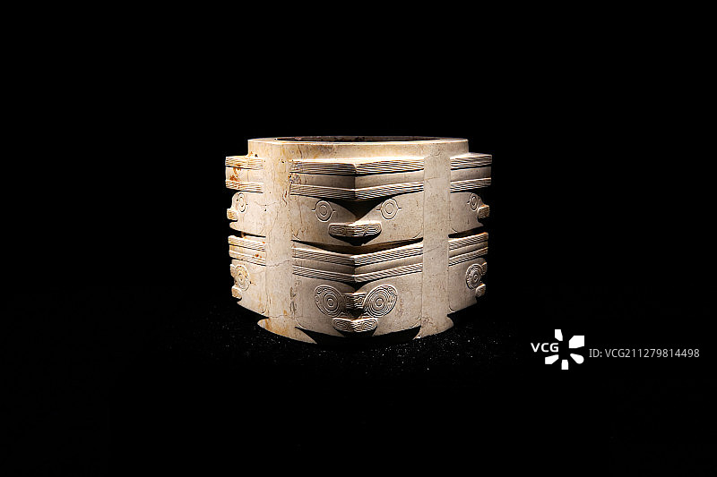 浙江杭州良渚博物院良渚文化兽面纹玉琮图片素材