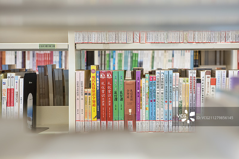 书架上摆放整齐的图书图片素材