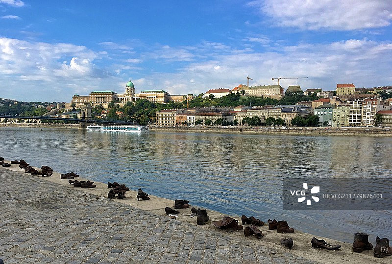 多瑙河畔的鞋子图片素材