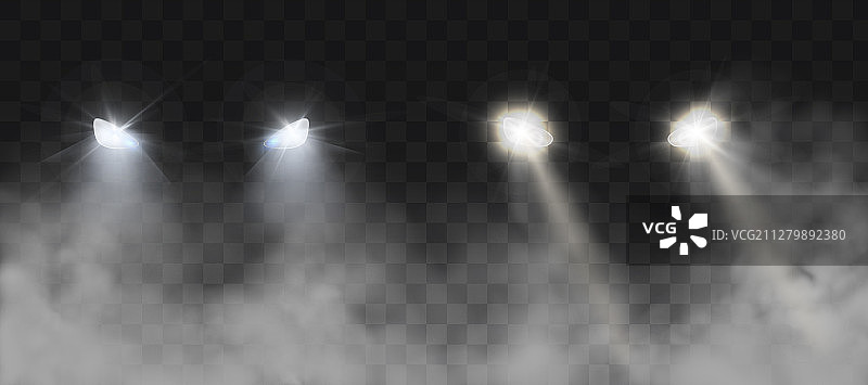 夜晚雾中照亮道路的汽车前大灯图片素材