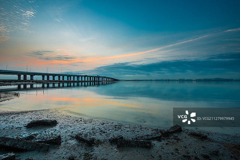 黎明时分的厦门市集美大桥风景图片素材