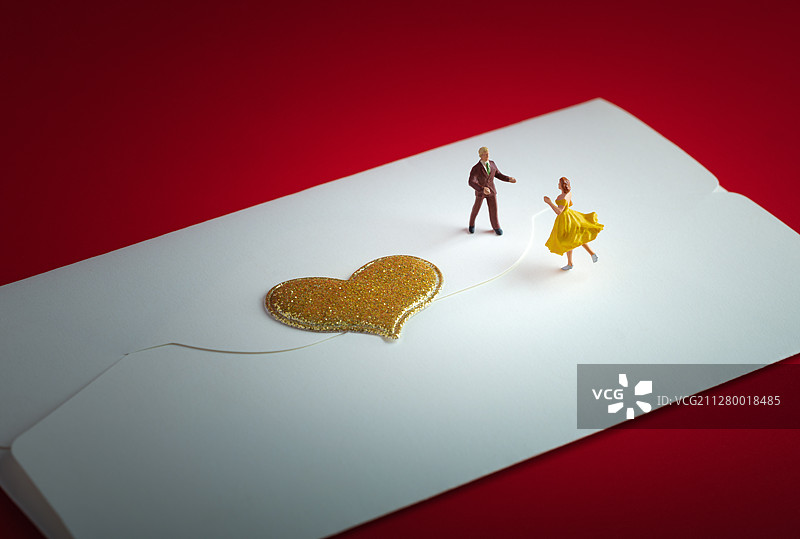 信封情书金色爱心相遇的情侣图片素材