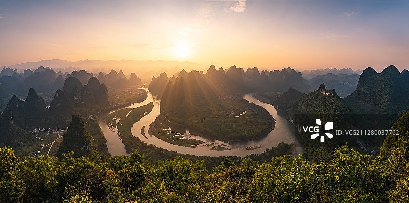 桂林兴坪古镇大面山漓江第一湾日出风光全景图片素材
