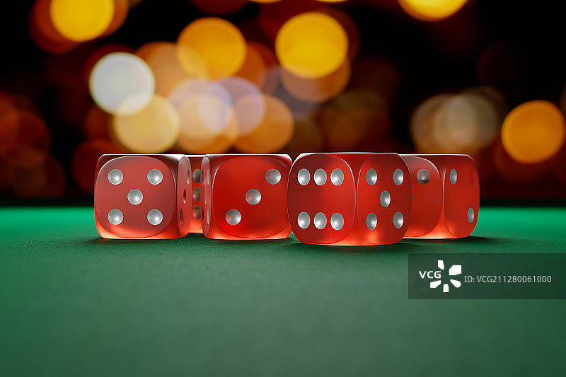 绿色赌桌上投掷的骰子图片素材