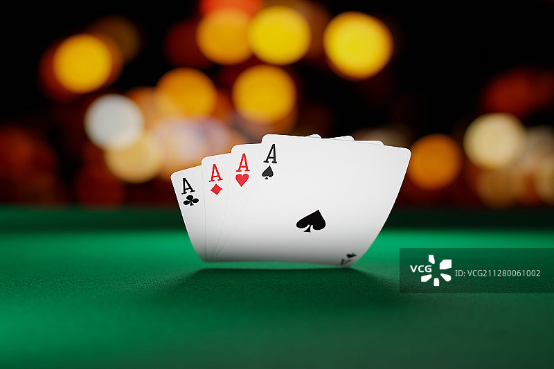 绿色赌桌上被掀起的扑克牌图片素材