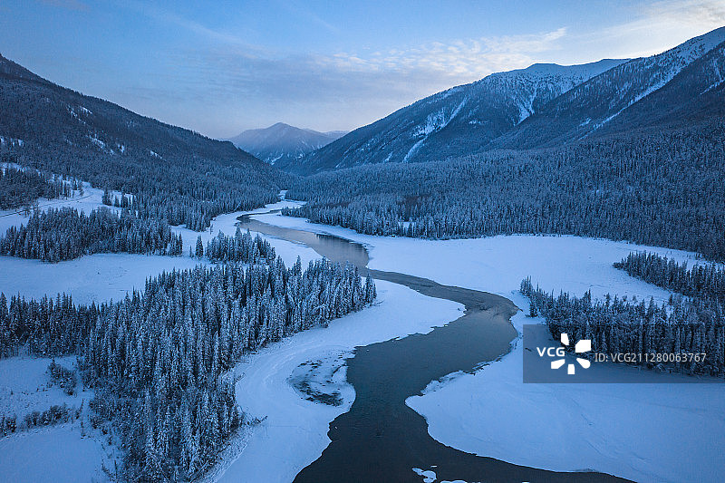 冬季喀纳斯森林里的雪景图片素材