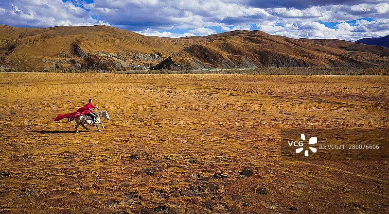 稻城骑马的红衣人图片素材