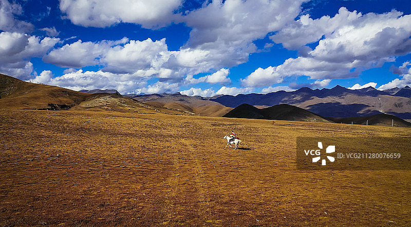 稻城骑马的红衣人图片素材