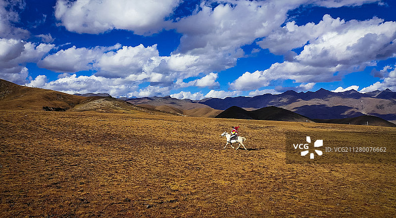 稻城骑马的红衣人图片素材