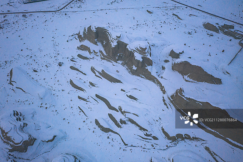 航拍新疆冬季雪地里的新疆魔鬼城的雅丹地貌图片素材
