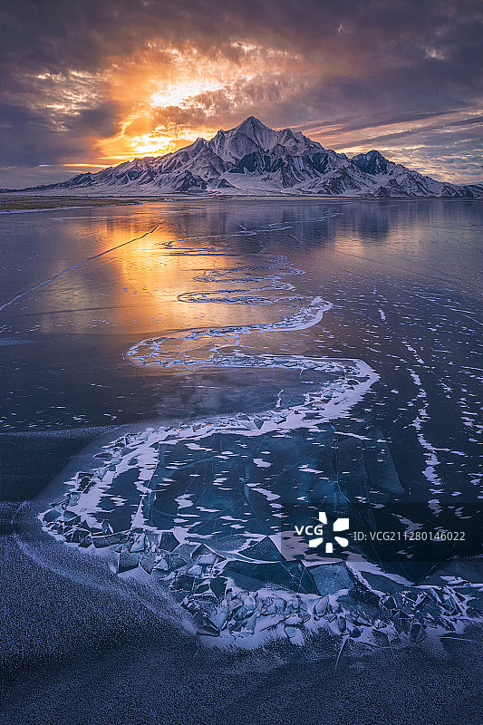 航拍冬季赛里木湖上的冰面与曲线图片素材