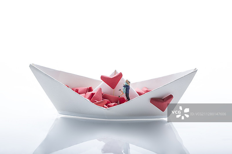 创意情人节情侣玩偶、纸船和心型折纸静物图片素材