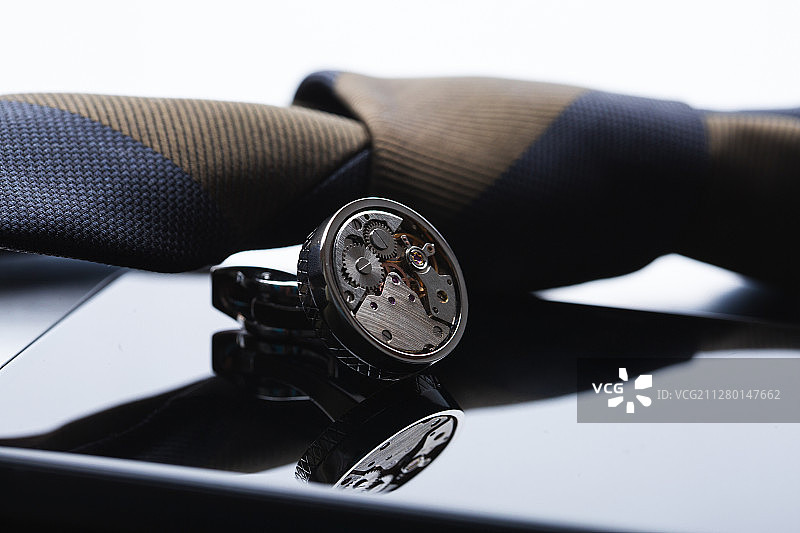 手机、领带和齿轮袖扣商务金融静物图片素材