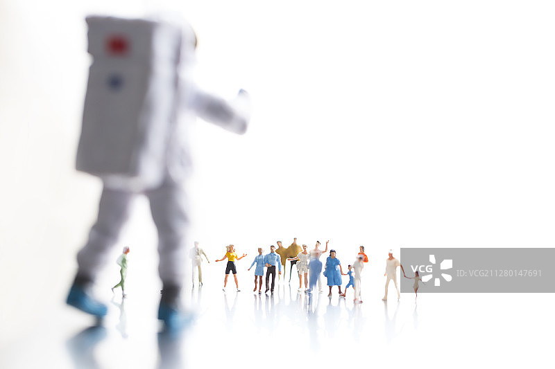 宇航员和人类玩偶打招呼静物图片素材