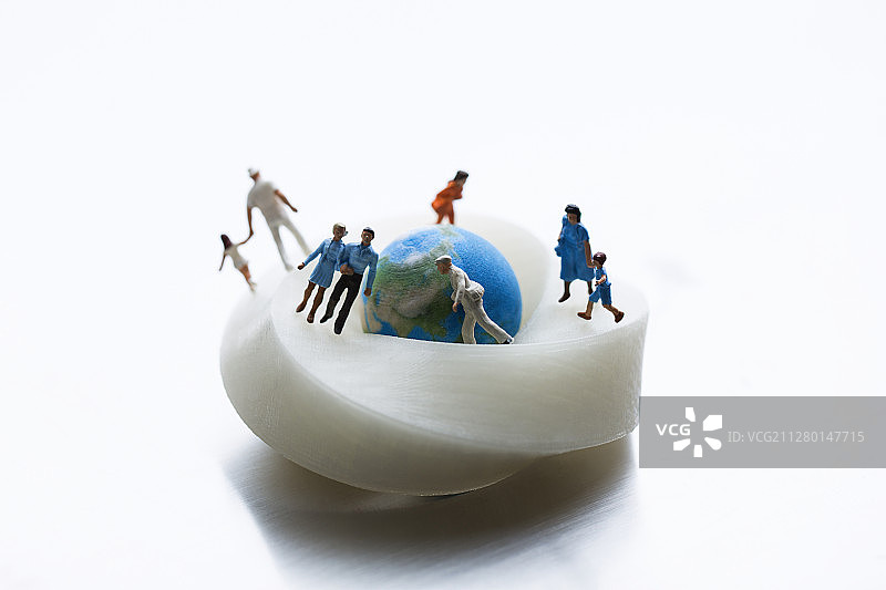 莫比乌斯环和人类玩偶静物图片素材