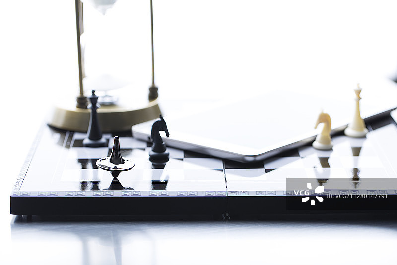 国际象棋对抗、陀螺和平板电脑商务金融静物图片素材