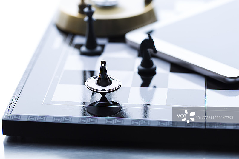 国际象棋对抗、陀螺和平板电脑商务金融静物图片素材