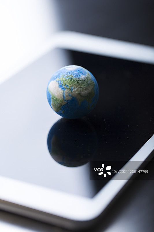 全球经济地球和平板电脑静物图片素材