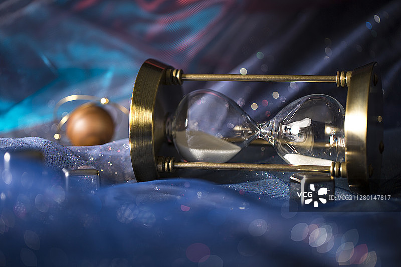 沙漏、星球和金属块静物图片素材