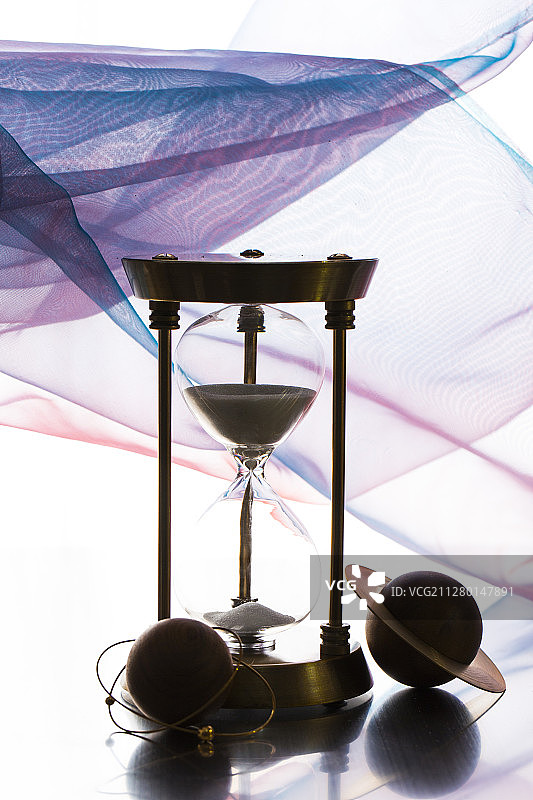 时间沙漏和运行行星静物图片素材
