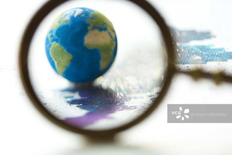 放大镜、地球和创意图案静物图片素材