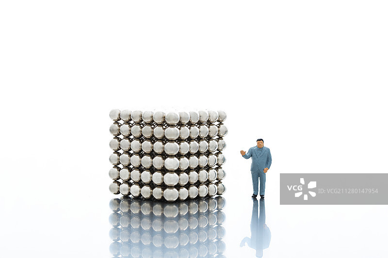 金属魔方和商务男士小玩偶静物图片素材