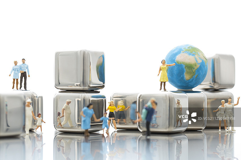 未来城市人群小玩偶和地球静物图片素材