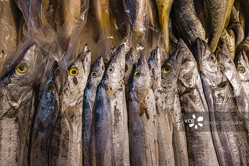 菜市场内正在出售的新鲜的带鱼图片素材