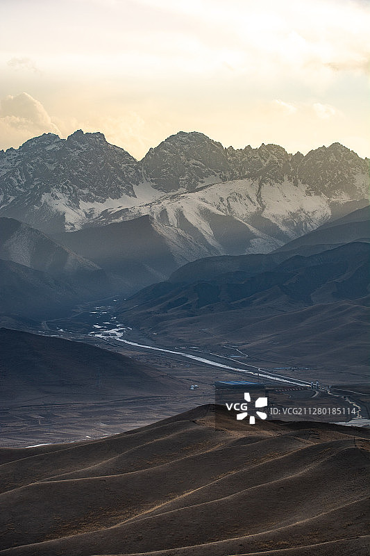 河西走廊祁连山下乌鞘岭图片素材
