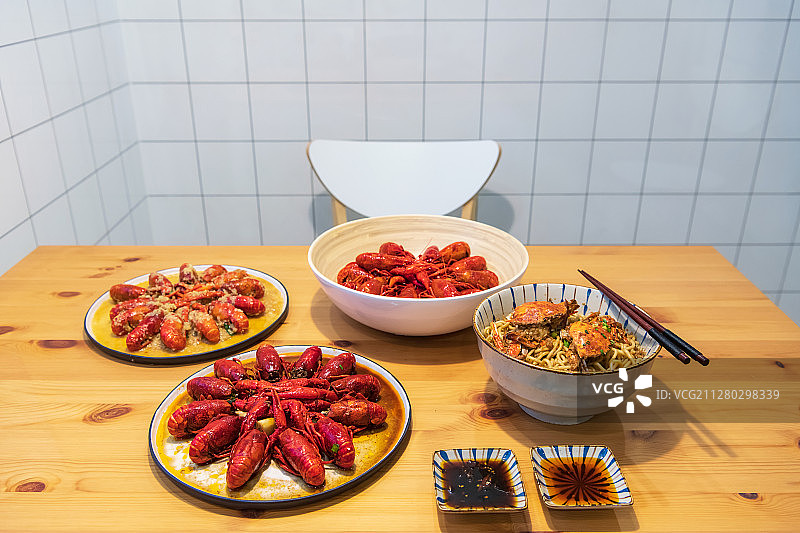 小龙虾与蟹钳热干面图片素材