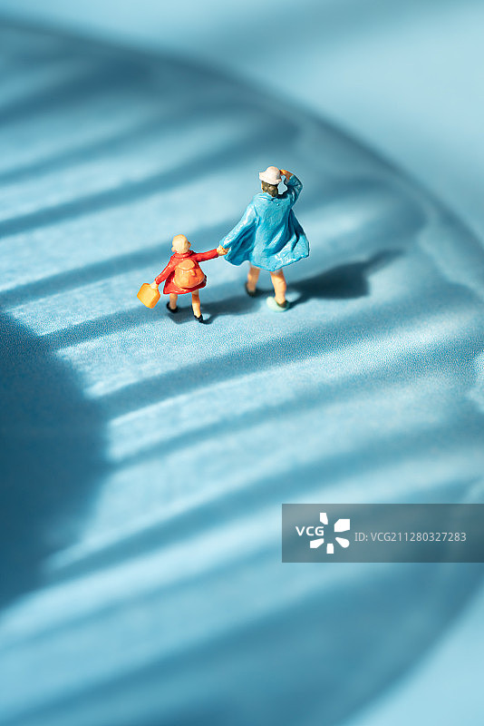 阳光下行走的小人图片素材