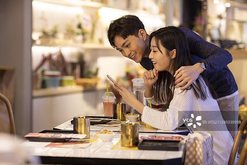 快乐的年轻情侣在商场约会图片素材