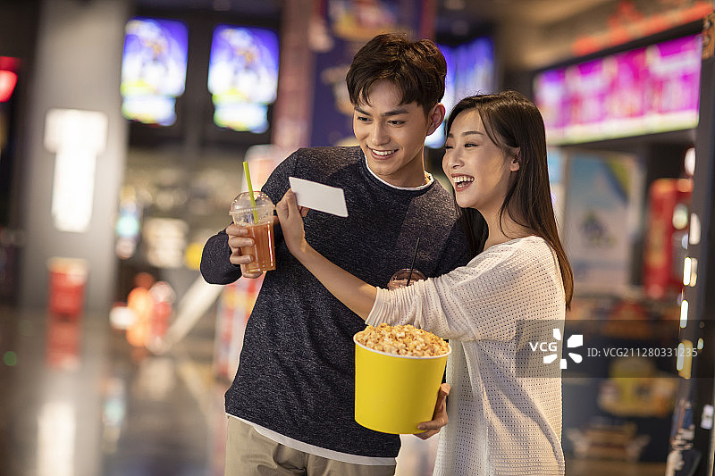 快乐的年轻情侣在商场约会图片素材