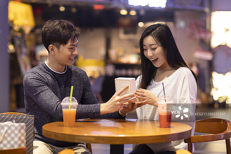 快乐的年轻情侣在商场约会图片素材