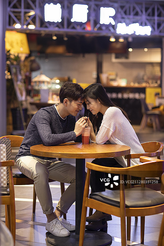 快乐的年轻情侣在商场约会图片素材