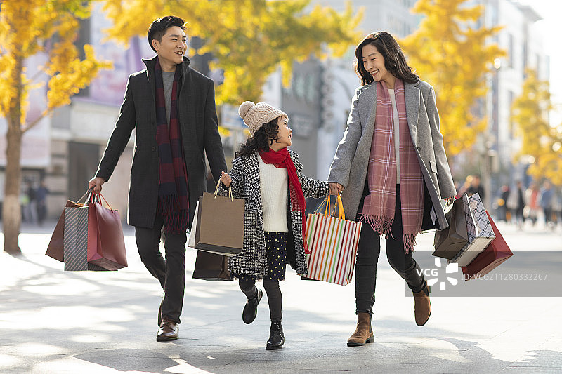 快乐的年轻家庭一起购物图片素材