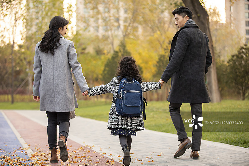 父母送孩子去上学图片素材