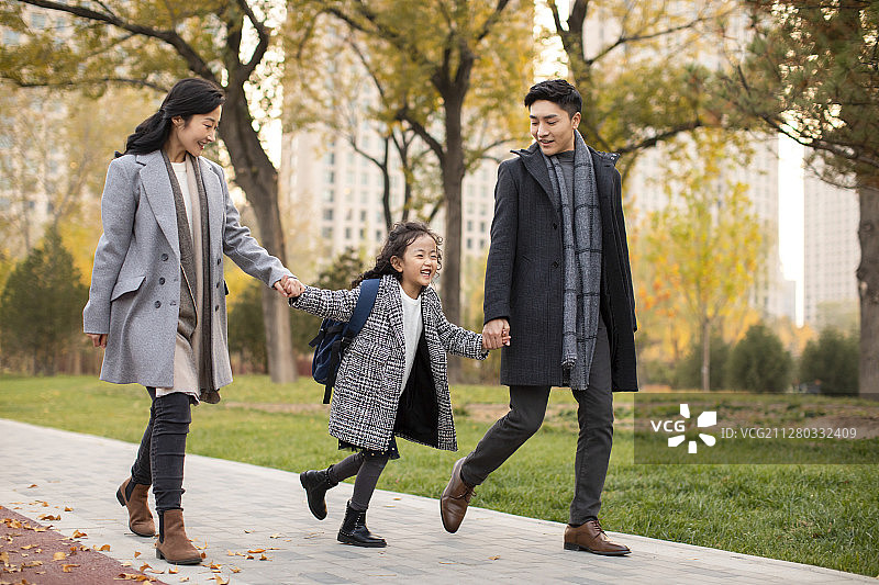 父母接孩子放学图片素材