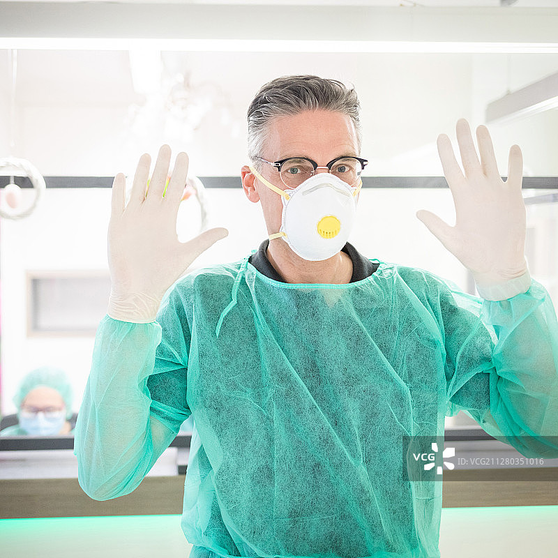 疫情期间的全科医生图片素材