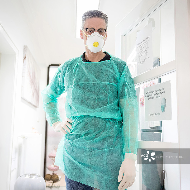 疫情期间的全科医生图片素材