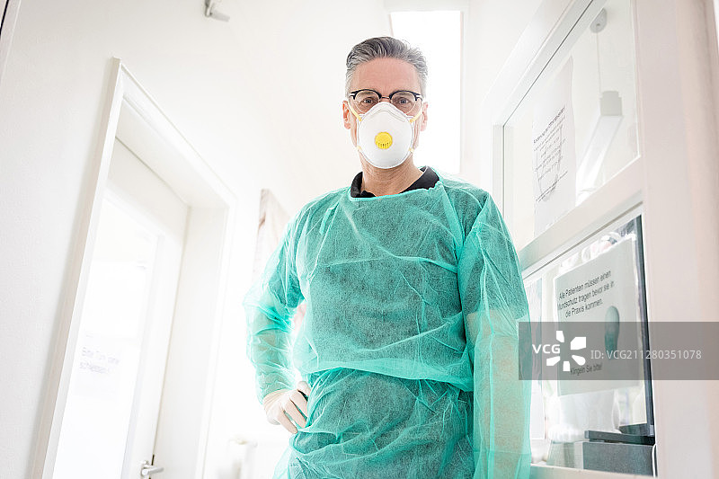 疫情期间的全科医生图片素材