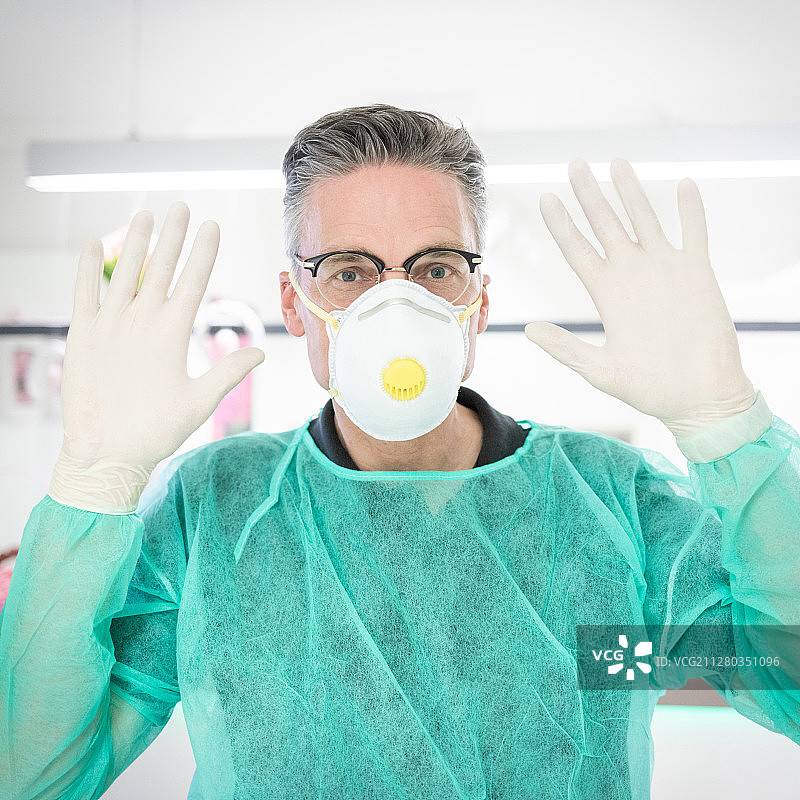 疫情期间的全科医生图片素材