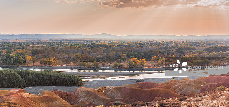 秋季傍晚的中国新疆阿勒泰区布尔津五彩滩风景区图片素材