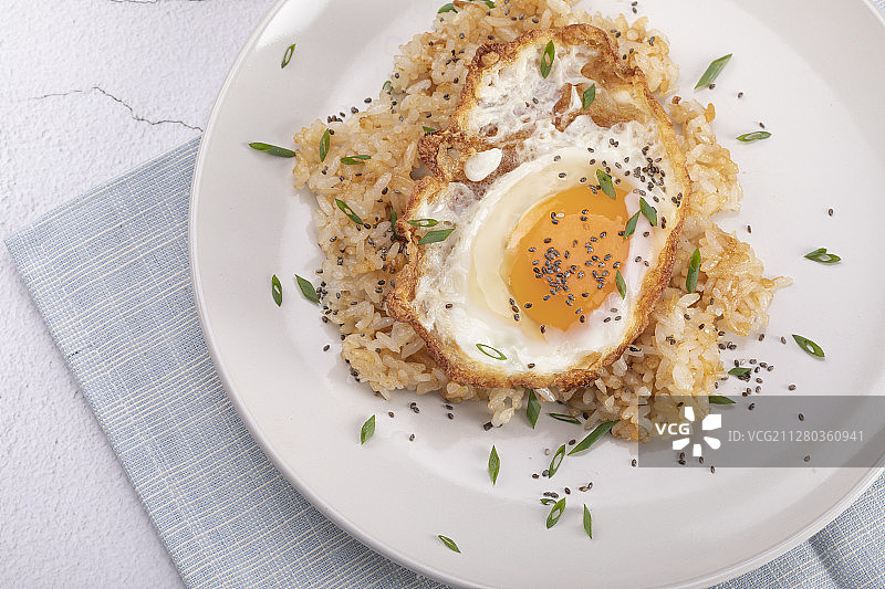 桌子上的荷包蛋炒饭图片素材