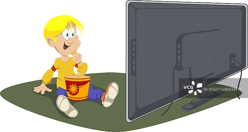 儿童看电视吃薯片图片素材