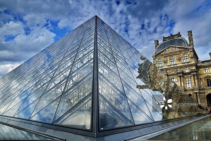 晶莹金字塔--巴黎卢浮宫图片素材
