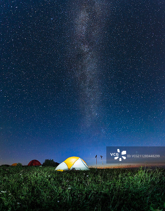 晴朗夜空下山顶露营的帐篷图片素材