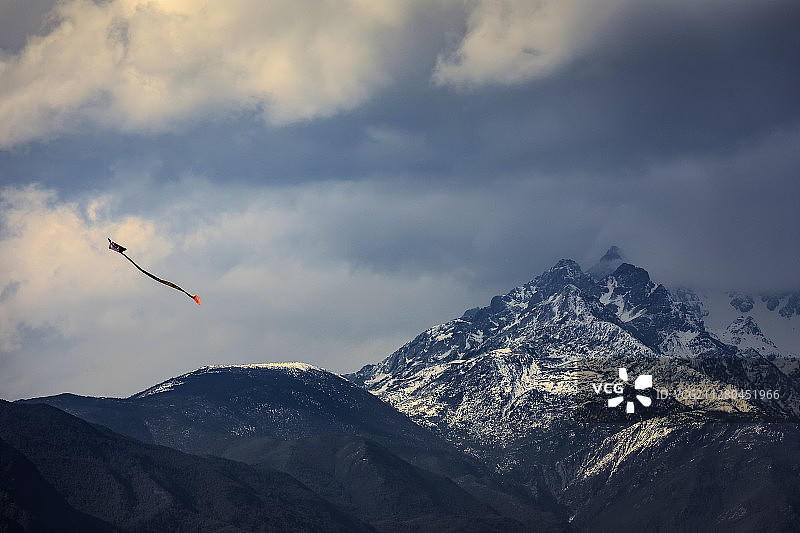乌云终将散去，期待阳光到来图片素材
