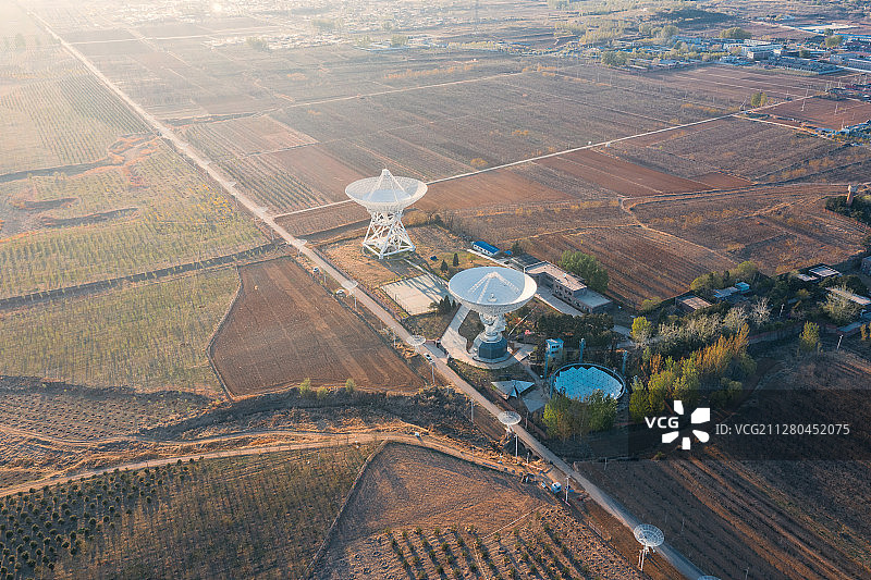航拍天文望远镜和乡村道路图片素材